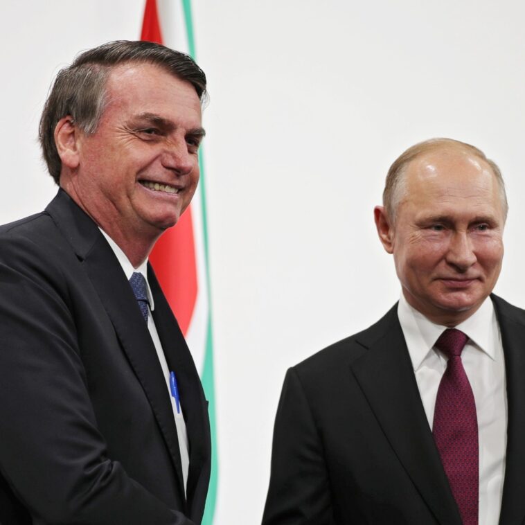 28jun2019 presidente jair bolsonaro do brasil e presidente vladimir putin da russia durante encontro bilateral no encontro do g20 em osaka 1561705324078 v2 3x4